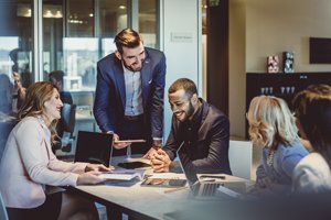 Equipo de empresa revisando propuesta de salud