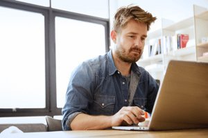 Hombre revisando computadora portatil