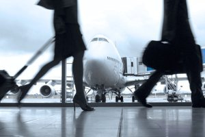 Personas caminando por aeropuerto