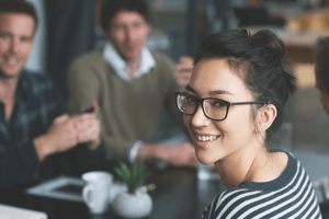 Mujer sonriente con lentes