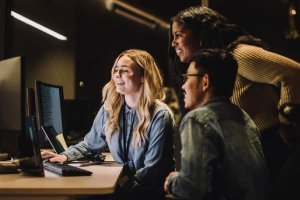 Empleados de empresa revisando oferta de salud